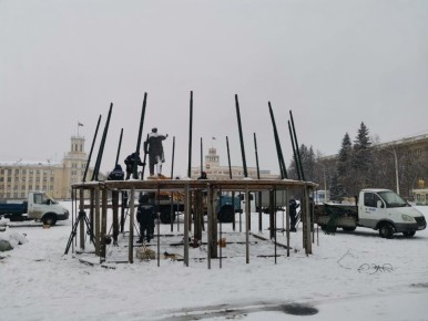 В Кемерове на площади Советов начали монтировать главную ёлку Кузбасса