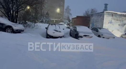 "Утро начинается с пробки во дворе": Кузбасс за ночь засыпало снегом