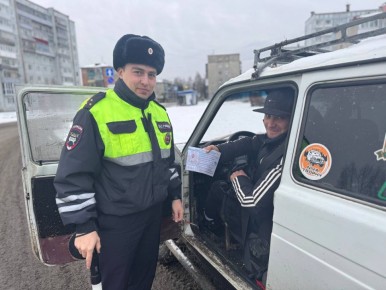 Сотрудники Госавтоинспекции г. Междуреченска провели беседы с водителями транспортных средств в целях профилактики нарушений ПДД и снижения аварийности