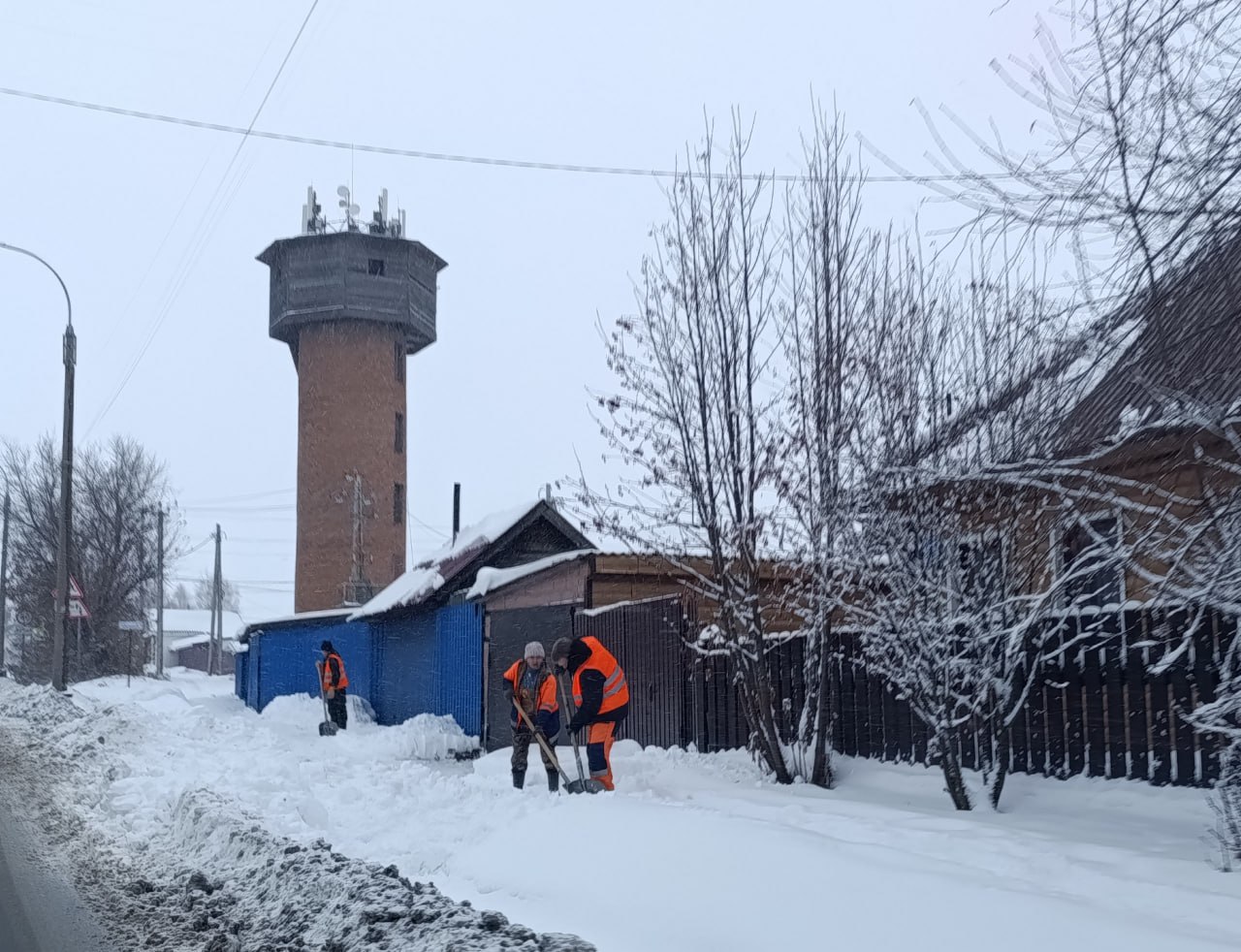 Дорожные службы продолжают устранять гололед на общественных территориях Дорожные службы продолжают устранять гололед на общественных территориях