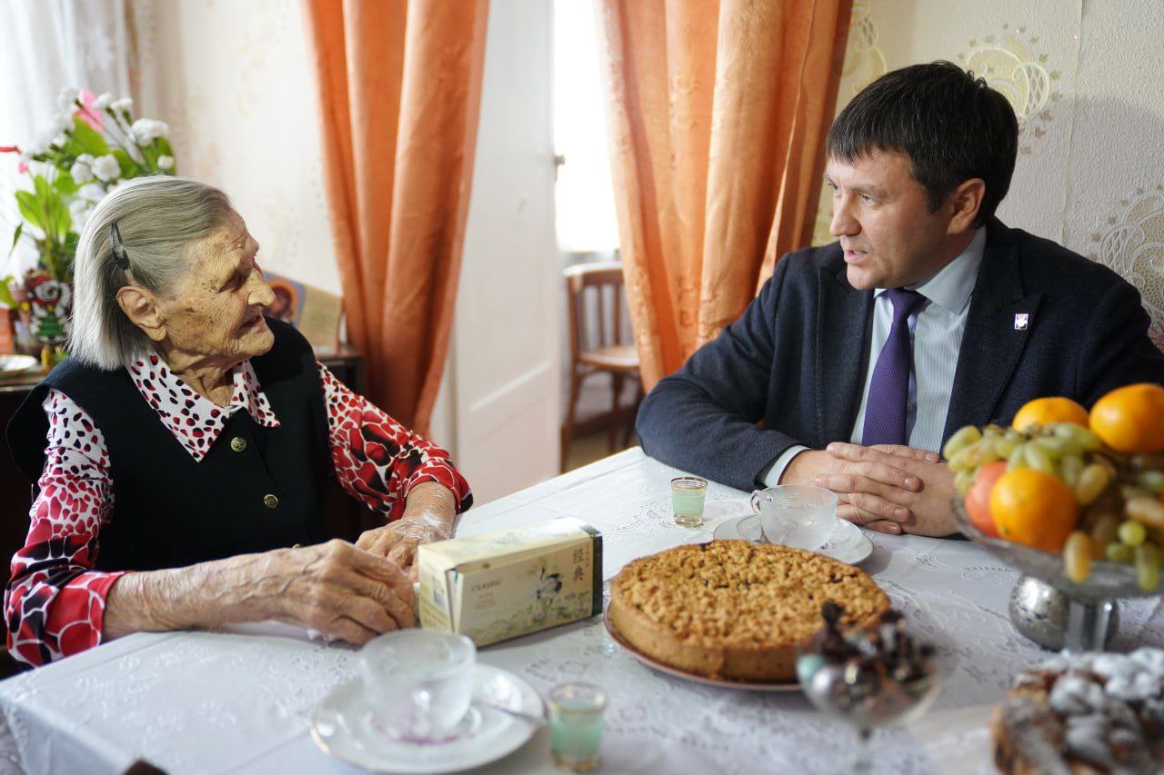 Поздравления сегодня принимает кемеровчанка Зоя Фёдоровна Плотникова: труженице тыла исполнилось 103 года Поздравления сегодня принимает кемеровчанка Зоя Фёдоровна Плотникова: труженице тыла исполнилось 103 года