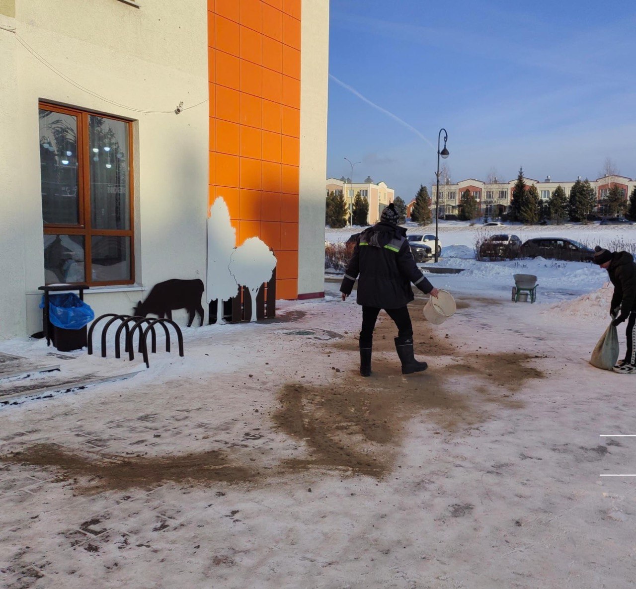 Коммунальные службы продолжают борьбу с гололедом во дворах кемеровчан Коммунальные службы продолжают борьбу с гололедом во дворах кемеровчан