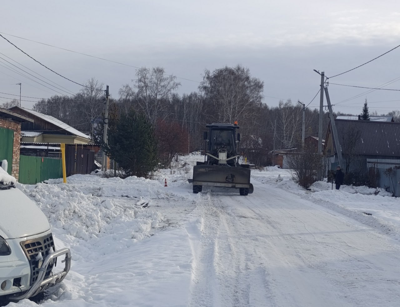 Дорожные службы продолжают устранять гололед на общественных территориях Дорожные службы продолжают устранять гололед на общественных территориях