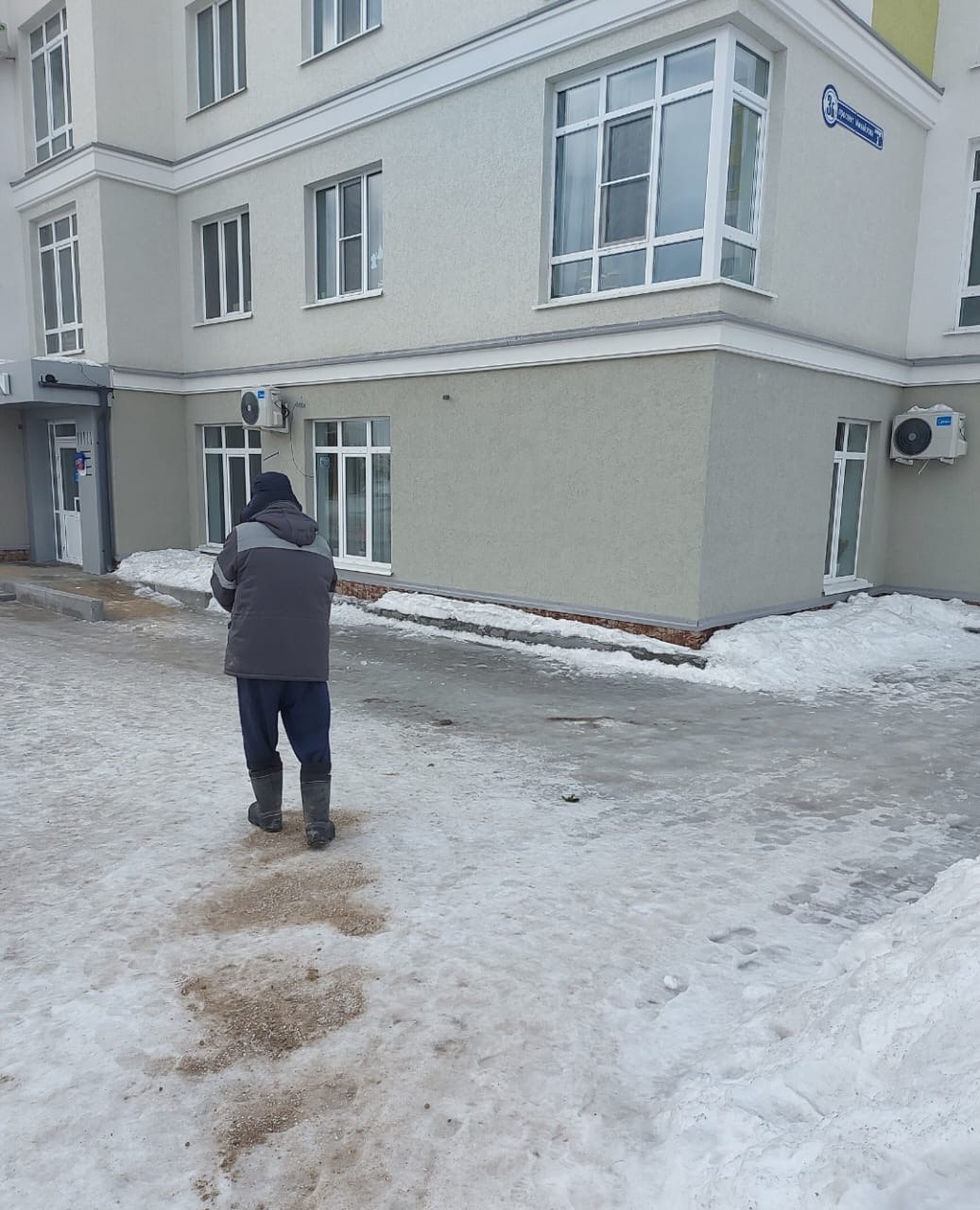 Коммунальные службы продолжают борьбу с гололедом во дворах кемеровчан Коммунальные службы продолжают борьбу с гололедом во дворах кемеровчан