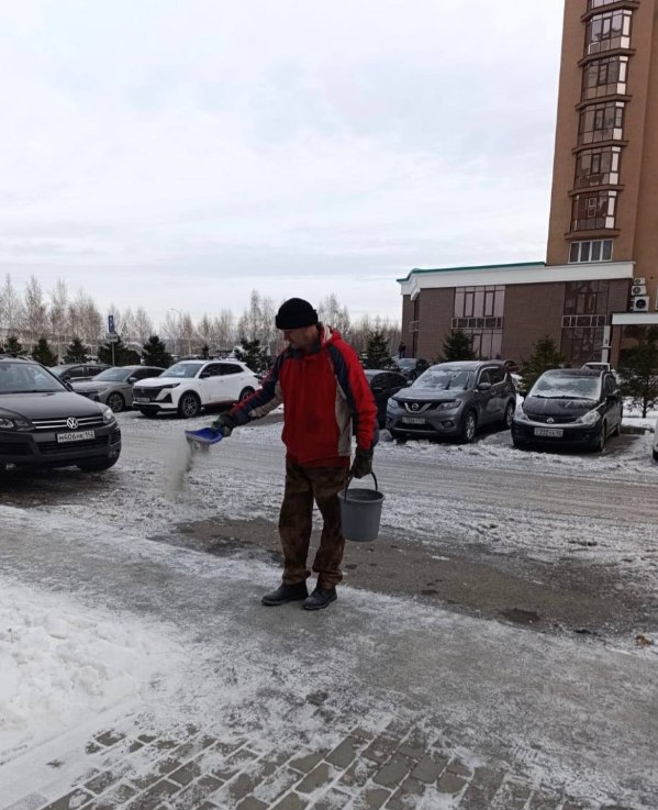 Коммунальные службы продолжают борьбу с гололедом во дворах кемеровчан Коммунальные службы продолжают борьбу с гололедом во дворах кемеровчан