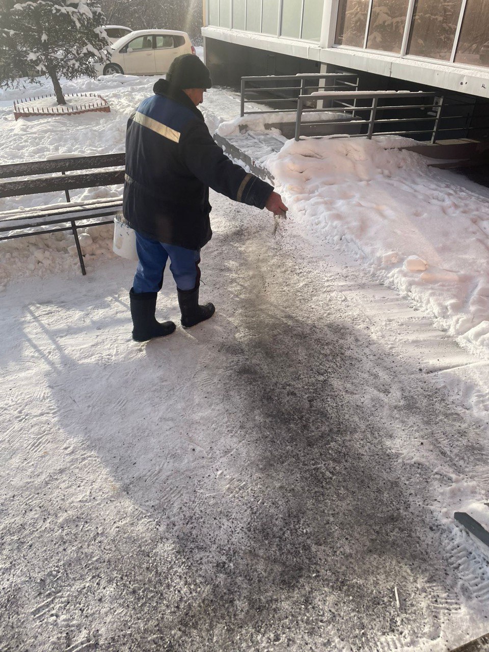 Коммунальные службы продолжают борьбу с гололедом во дворах кемеровчан Коммунальные службы продолжают борьбу с гололедом во дворах кемеровчан