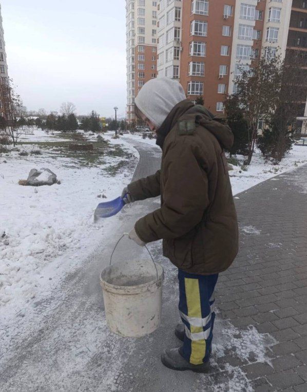 Коммунальные службы продолжают борьбу с гололедом во дворах кемеровчан