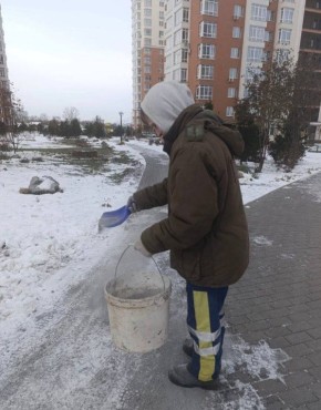 Коммунальные службы продолжают борьбу с гололедом во дворах кемеровчан