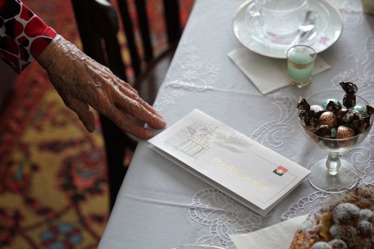 Поздравления сегодня принимает кемеровчанка Зоя Фёдоровна Плотникова: труженице тыла исполнилось 103 года Поздравления сегодня принимает кемеровчанка Зоя Фёдоровна Плотникова: труженице тыла исполнилось 103 года