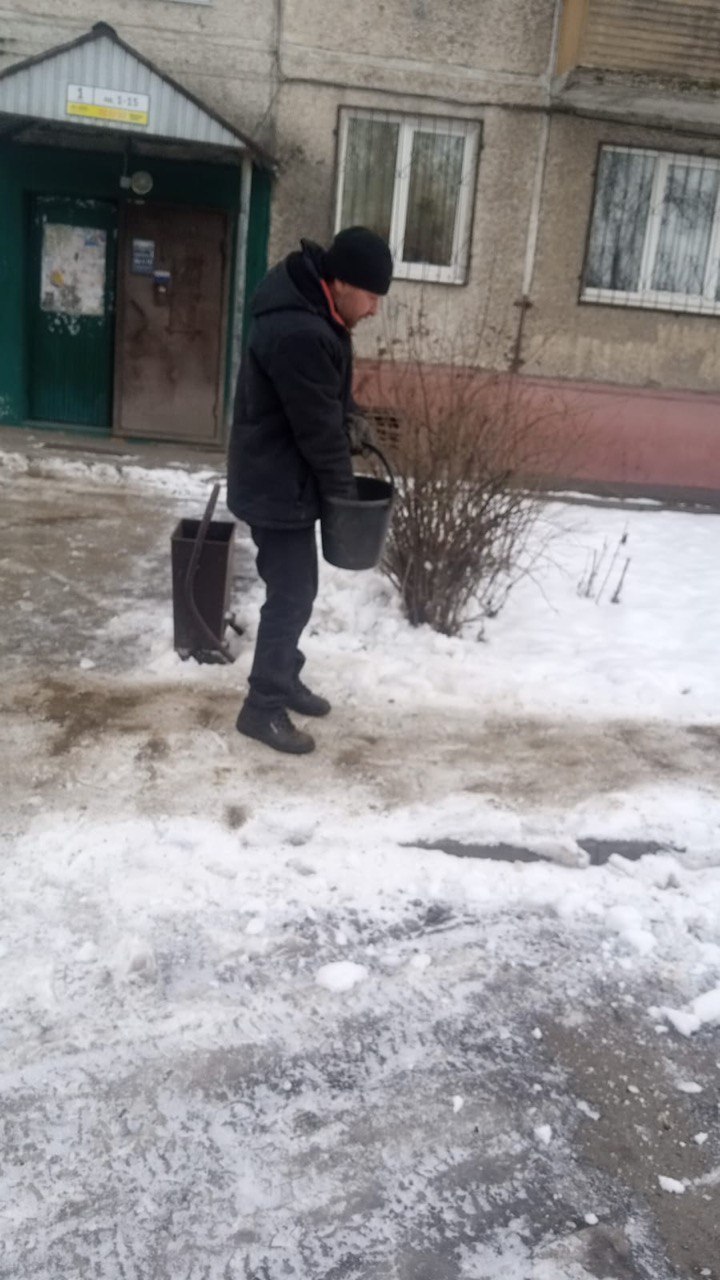 Коммунальные службы продолжают борьбу с гололедом во дворах кемеровчан Коммунальные службы продолжают борьбу с гололедом во дворах кемеровчан