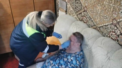 Рассекла голову и осталась одна в квартире: спасатели помогли пенсионерке в Кемерове