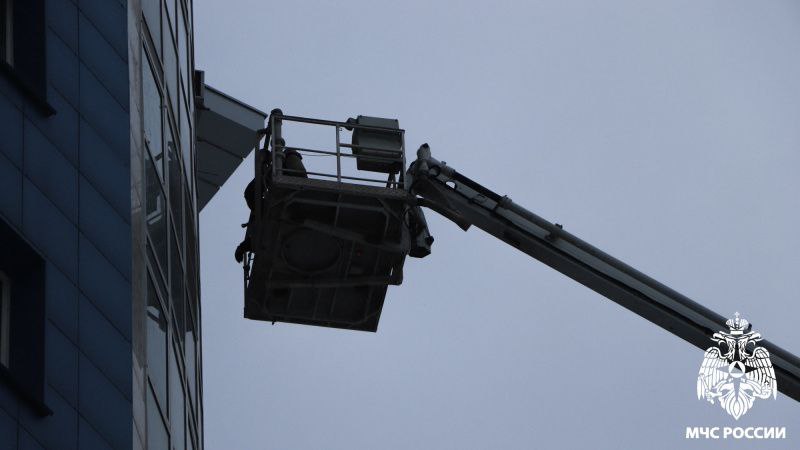 Спасение с высоты. Сегодня в Кемерове состоялись опытные пожарно-тактические учения, имитировавшие возгорание в многоэтажном доме после атаки беспилотника Спасение с высоты. Сегодня в Кемерове состоялись опытные пожарно-тактические учения, имитировавшие возгорание в многоэтажном доме после атаки беспилотника