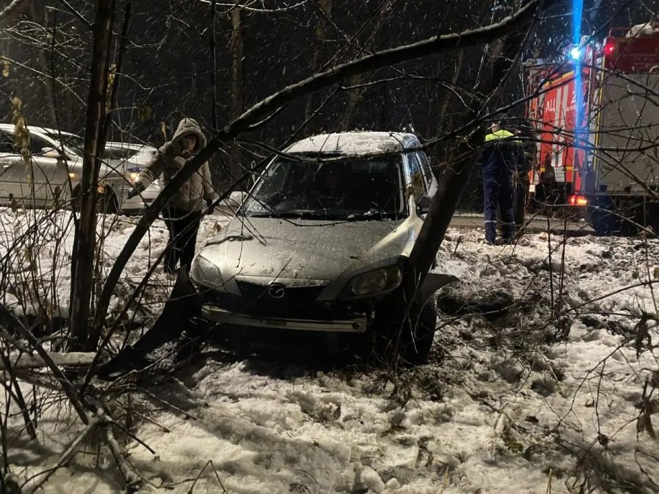 Спасатели помогли водителю выбраться из машины после одиночного ДТП в Новокузнецке