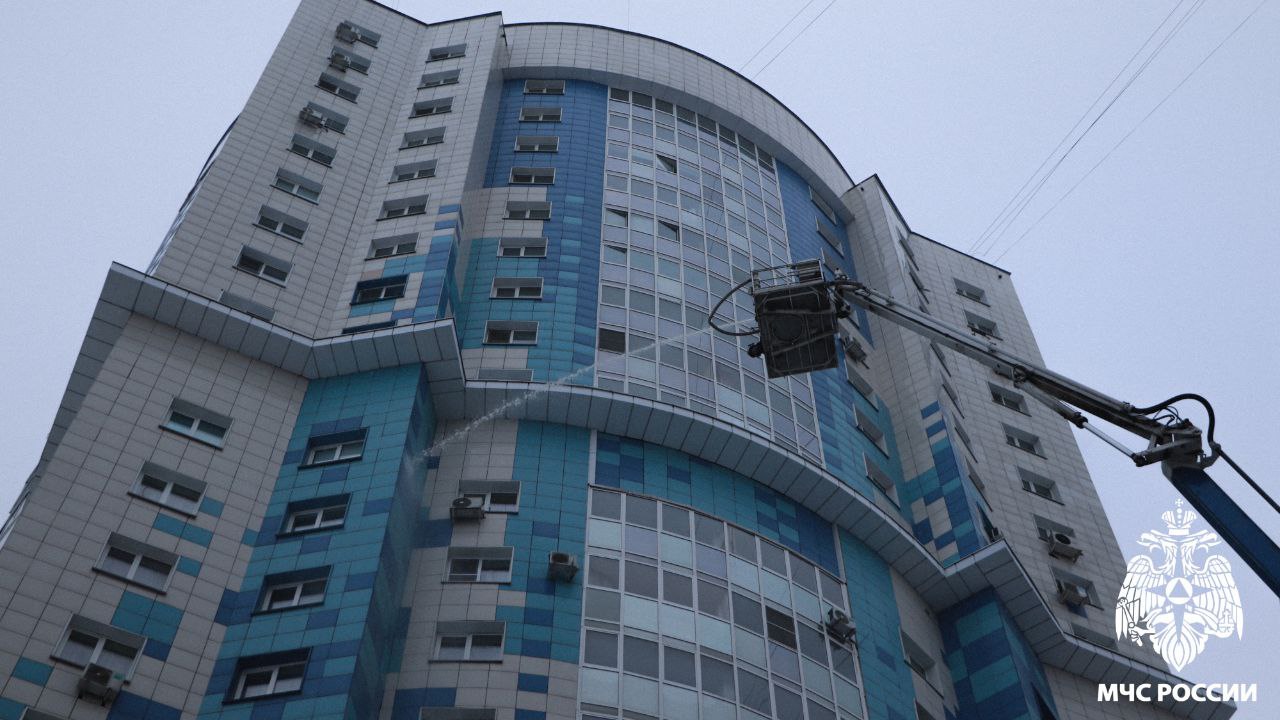 Спасение с высоты. Сегодня в Кемерове состоялись опытные пожарно-тактические учения, имитировавшие возгорание в многоэтажном доме после атаки беспилотника