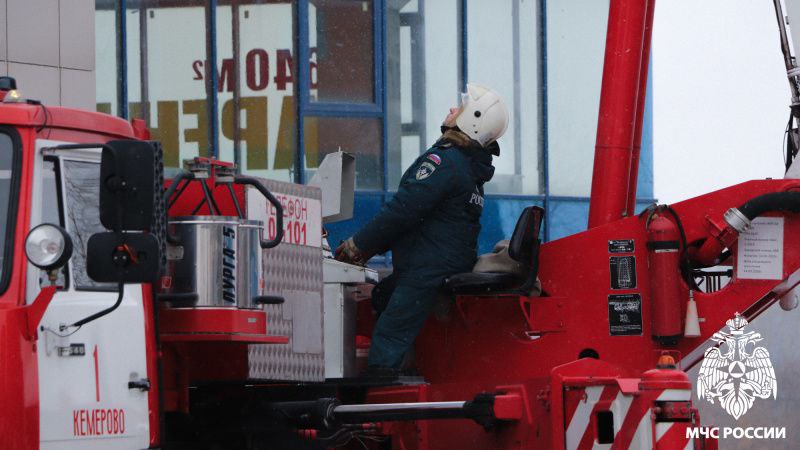 Спасение с высоты. Сегодня в Кемерове состоялись опытные пожарно-тактические учения, имитировавшие возгорание в многоэтажном доме после атаки беспилотника Спасение с высоты. Сегодня в Кемерове состоялись опытные пожарно-тактические учения, имитировавшие возгорание в многоэтажном доме после атаки беспилотника