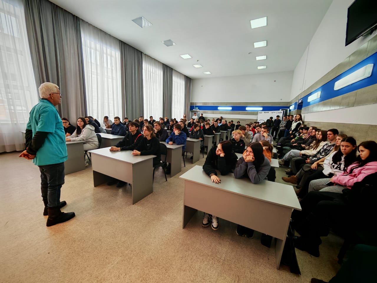 В Мысках сотрудники Госавтоинспекции совместно с сотрудниками экстренных служб встретились со студентами В Мысках сотрудники Госавтоинспекции совместно с сотрудниками экстренных служб встретились со студентами