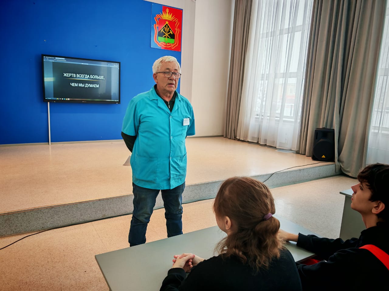 В Мысках сотрудники Госавтоинспекции совместно с сотрудниками экстренных служб встретились со студентами В Мысках сотрудники Госавтоинспекции совместно с сотрудниками экстренных служб встретились со студентами