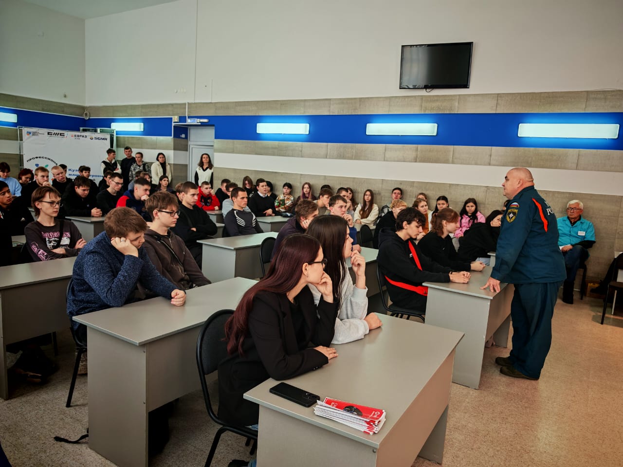 В Мысках сотрудники Госавтоинспекции совместно с сотрудниками экстренных служб встретились со студентами В Мысках сотрудники Госавтоинспекции совместно с сотрудниками экстренных служб встретились со студентами