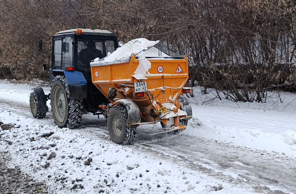 Дорожные службы Кемерова продолжают противогололедную обработку