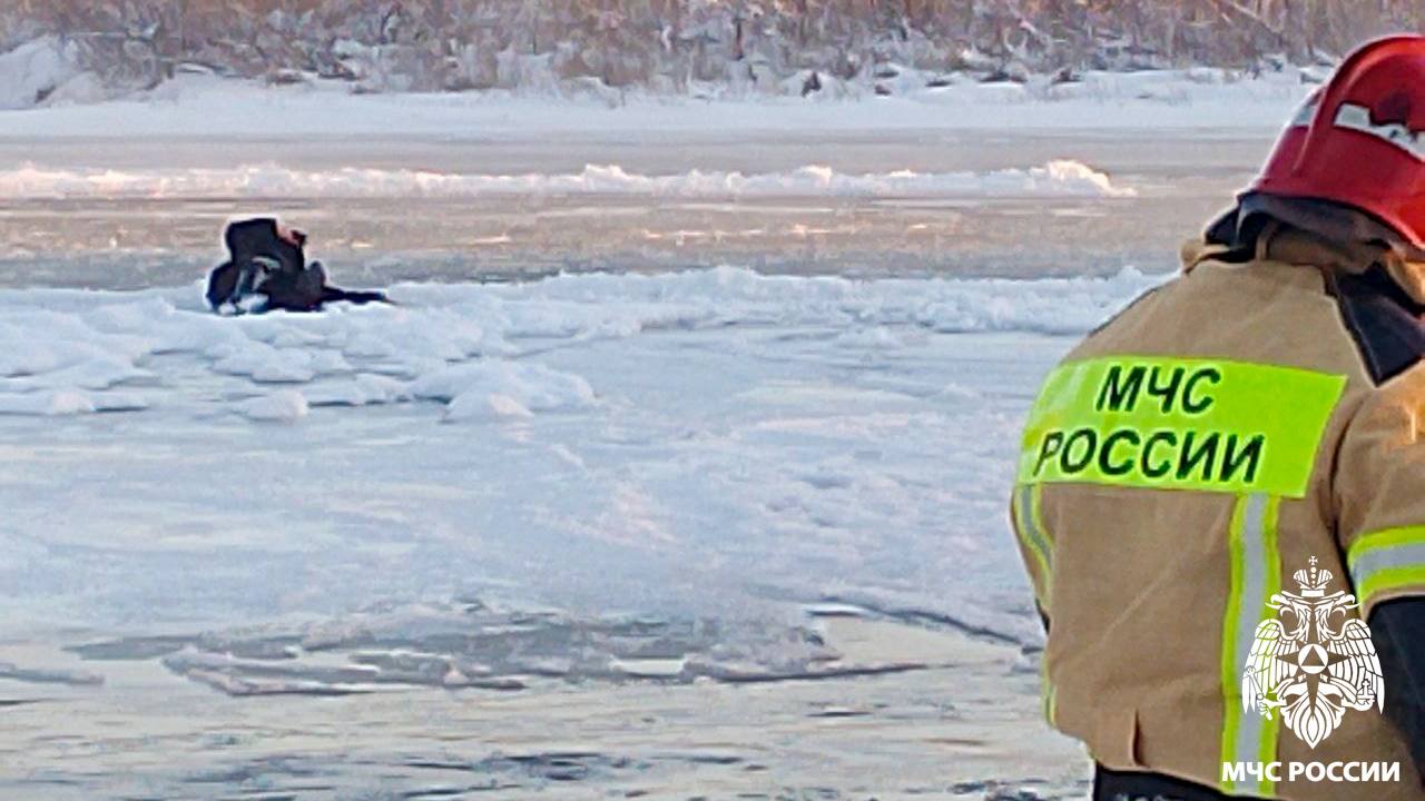 Спасение на островке: МЧС России помогает женщине в Междуреченске Спасение на островке: МЧС России помогает женщине в Междуреченске