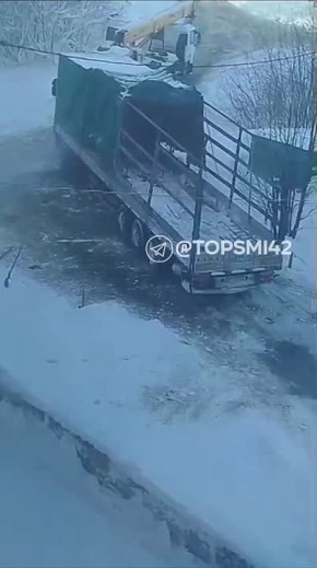 Фура застряла во дворе дома несколько дней назад – её достали