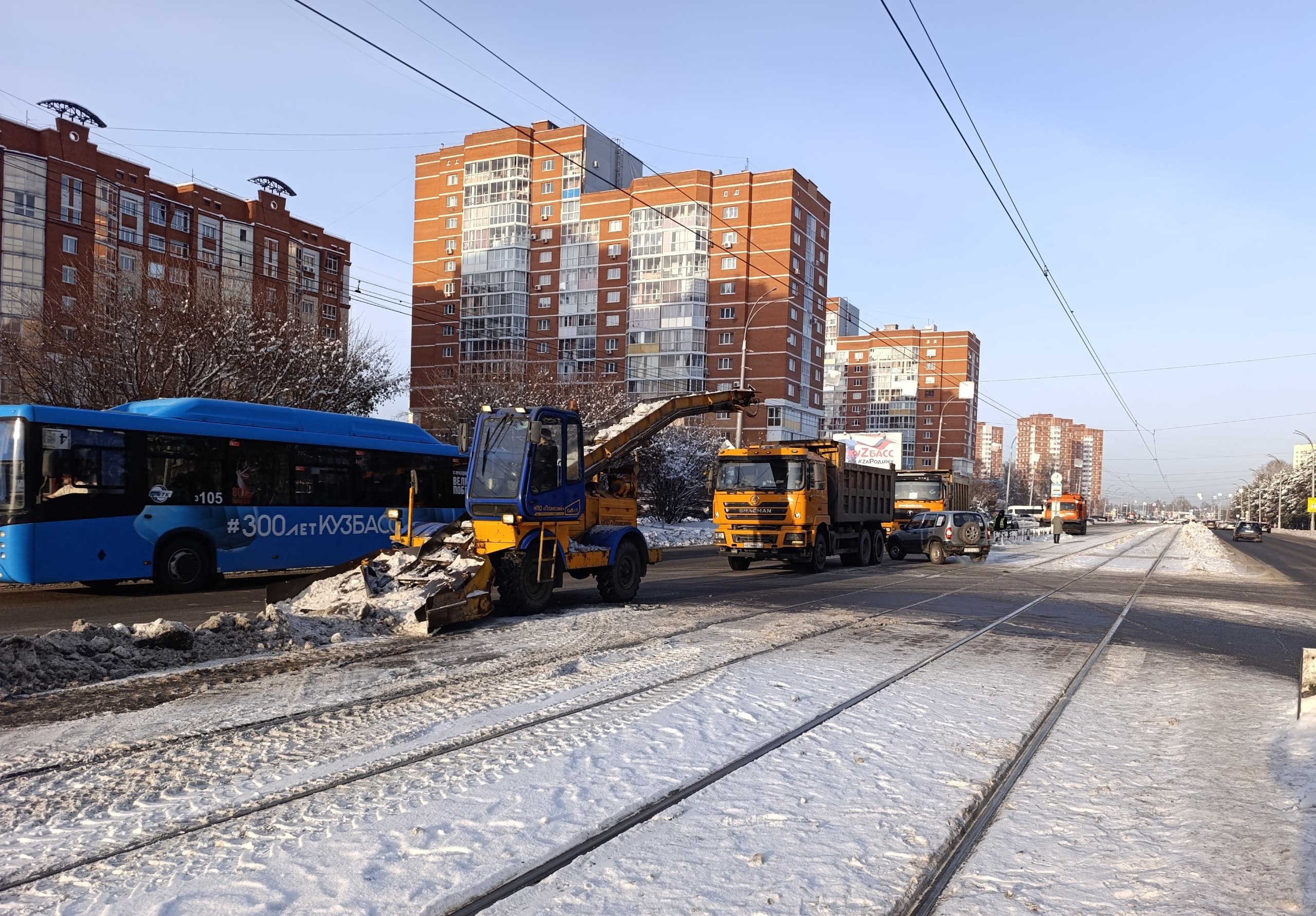 Дорожные службы Кемерова продолжают противогололедную обработку Дорожные службы Кемерова продолжают противогололедную обработку