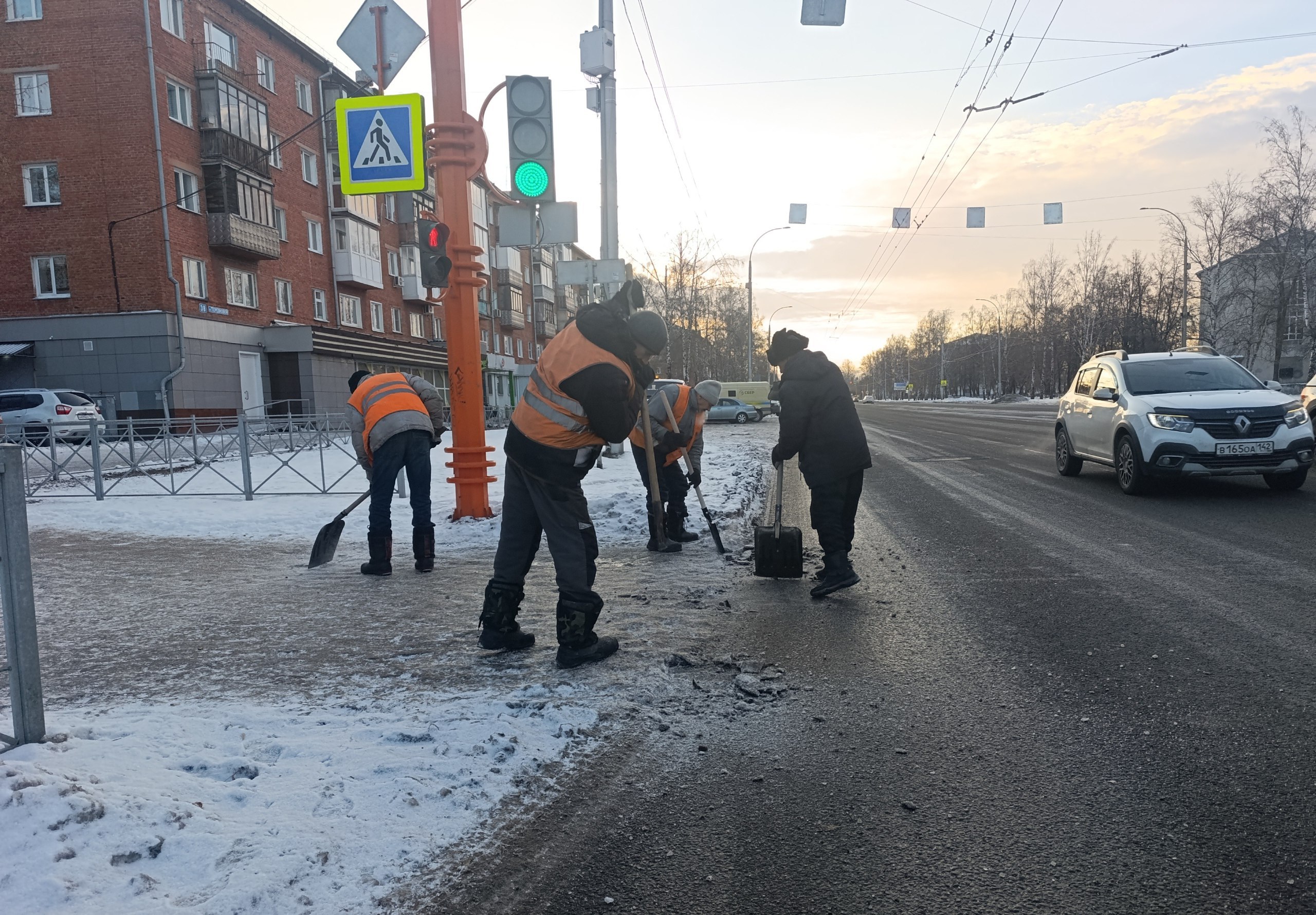 Дорожные службы Кемерова продолжают противогололедную обработку Дорожные службы Кемерова продолжают противогололедную обработку