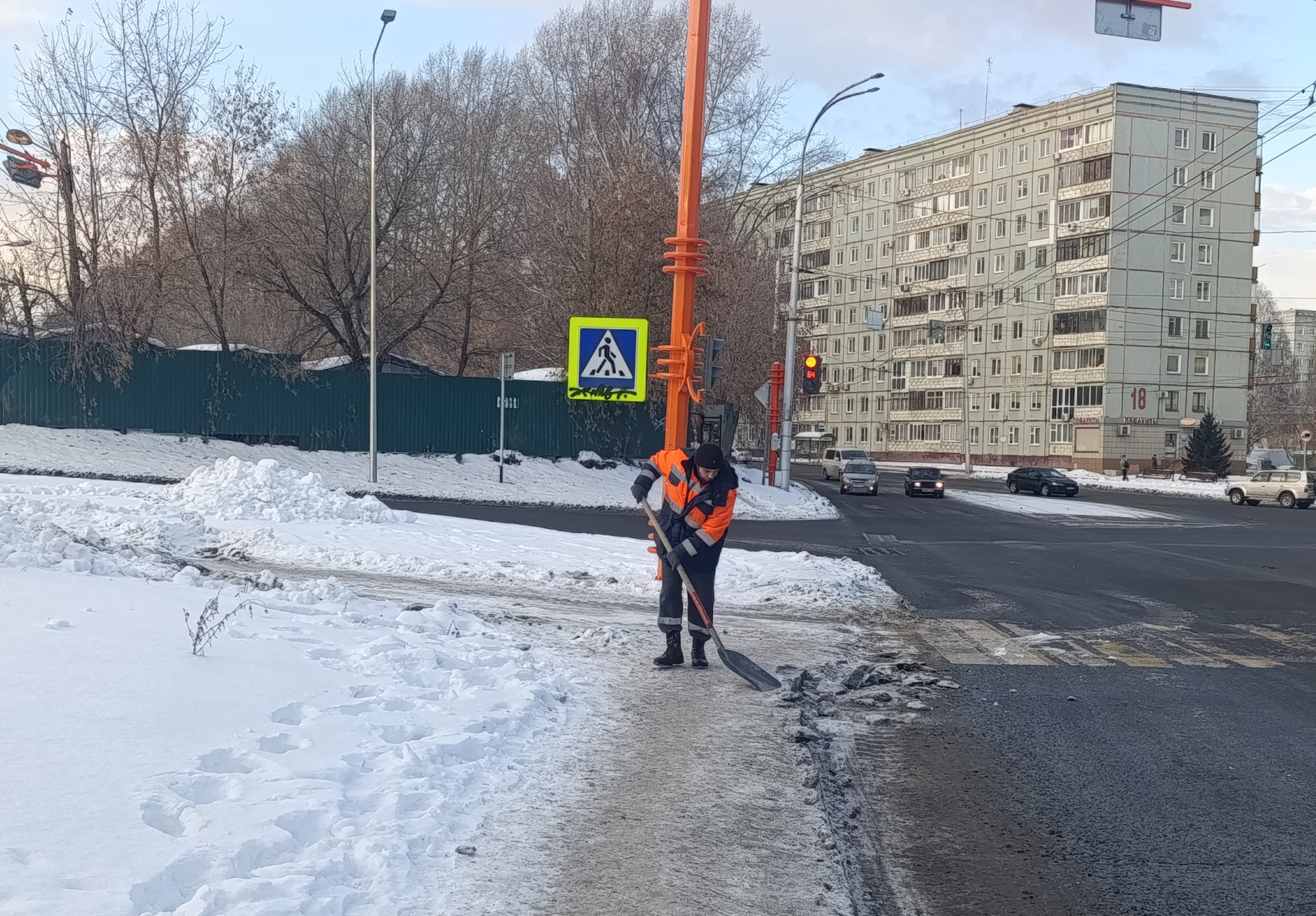 Дорожные службы Кемерова продолжают противогололедную обработку Дорожные службы Кемерова продолжают противогололедную обработку