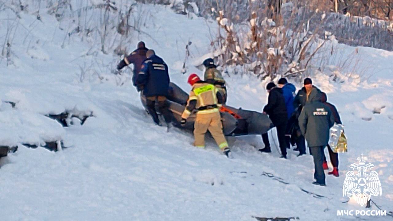Спасение на островке: МЧС России помогает женщине в Междуреченске Спасение на островке: МЧС России помогает женщине в Междуреченске