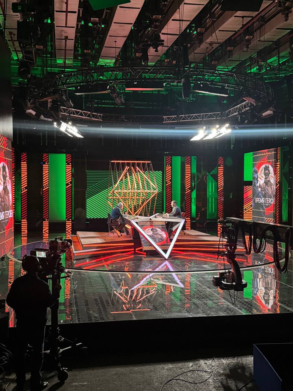 Сегодня понедельник, а это значит, что в эфире Первого канала новый выпуск программы «Время героев» Сегодня понедельник, а это значит, что в эфире Первого канала новый выпуск программы «Время героев»