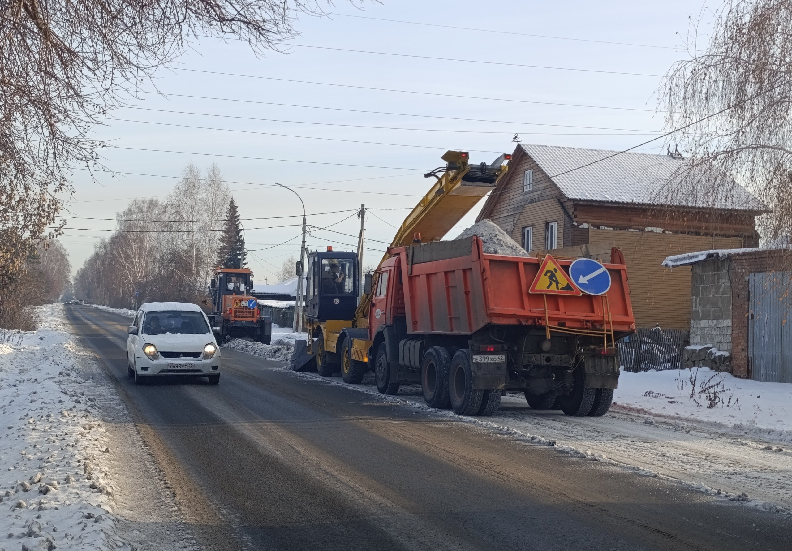 Дорожные службы Кемерова продолжают противогололедную обработку Дорожные службы Кемерова продолжают противогололедную обработку