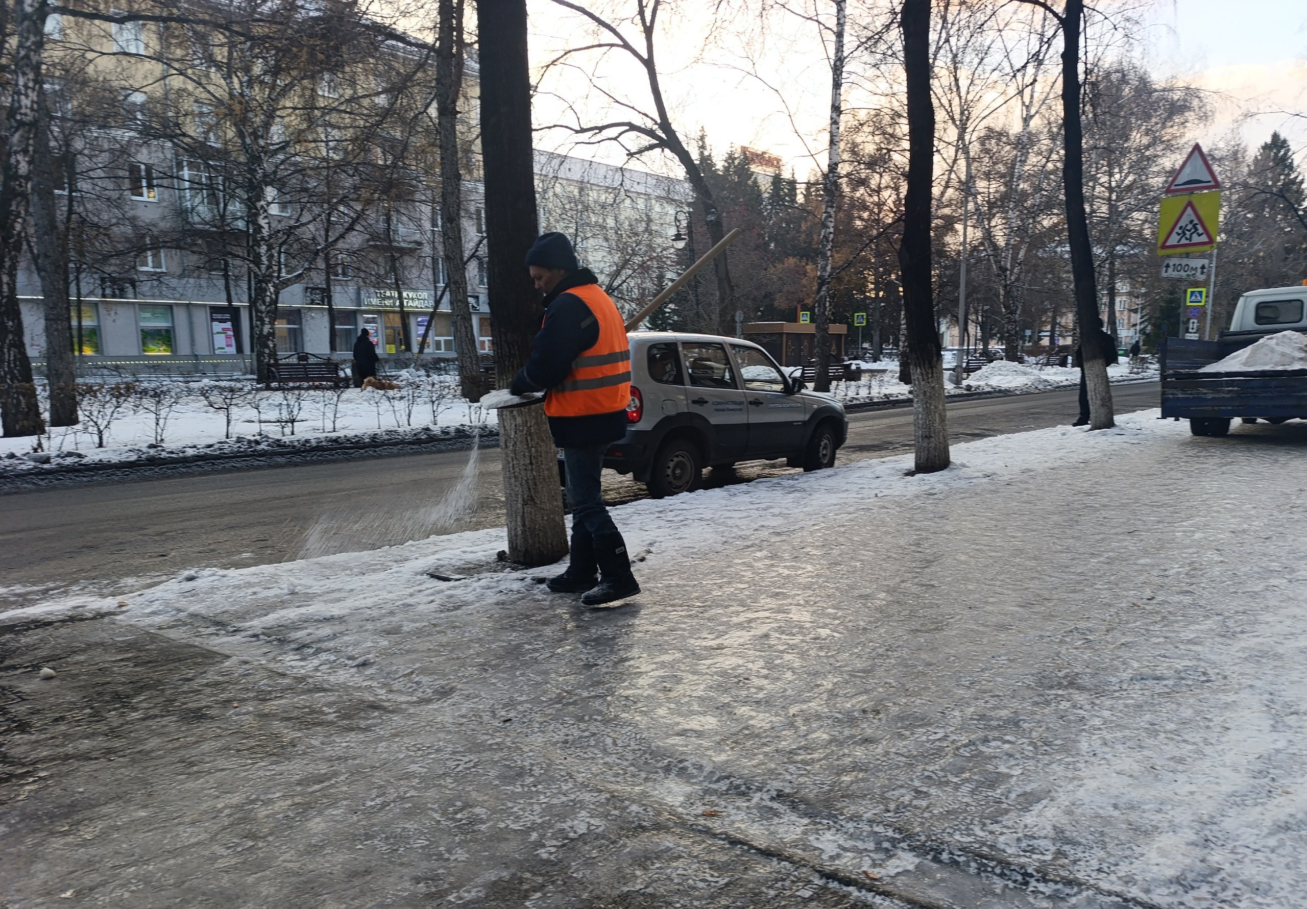 Дорожные службы Кемерова продолжают противогололедную обработку Дорожные службы Кемерова продолжают противогололедную обработку