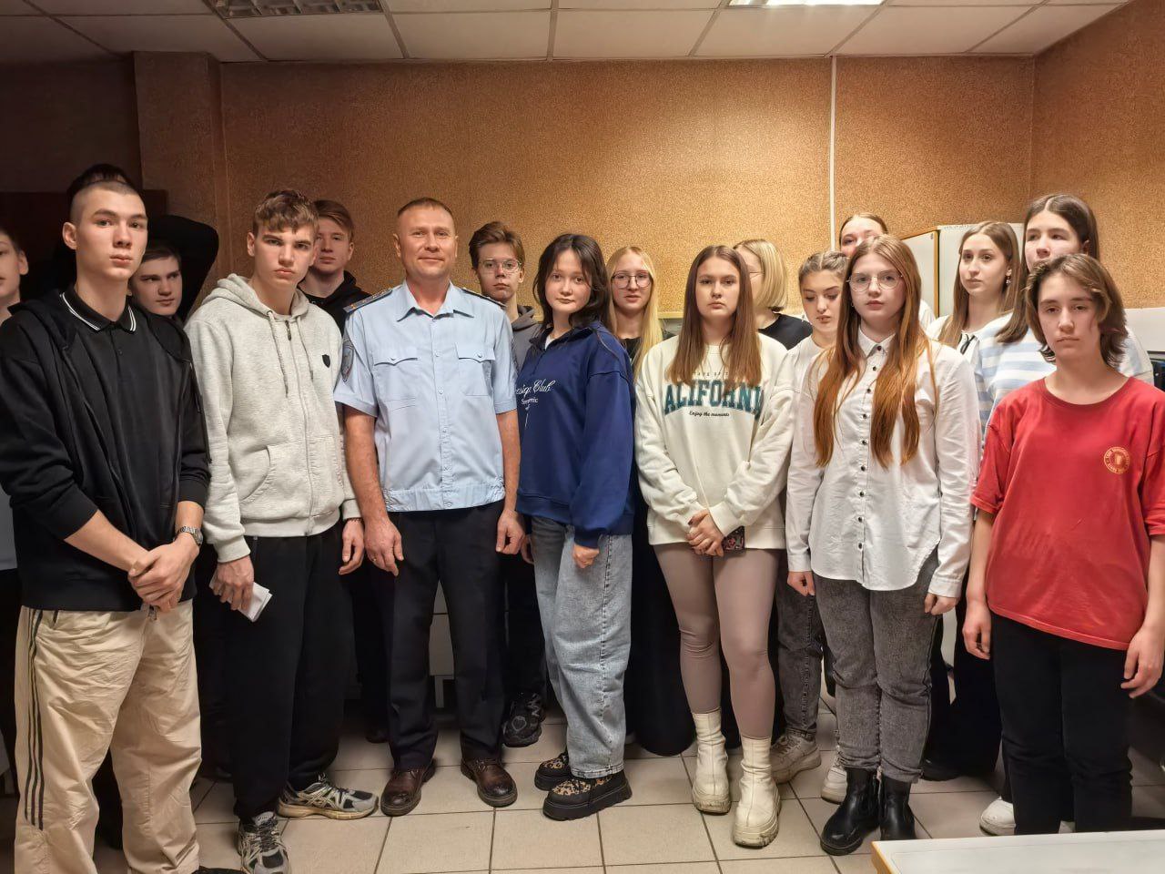 В Кемеровской области школьники познакомились с работой транспортной полиции В Кемеровской области школьники познакомились с работой транспортной полиции