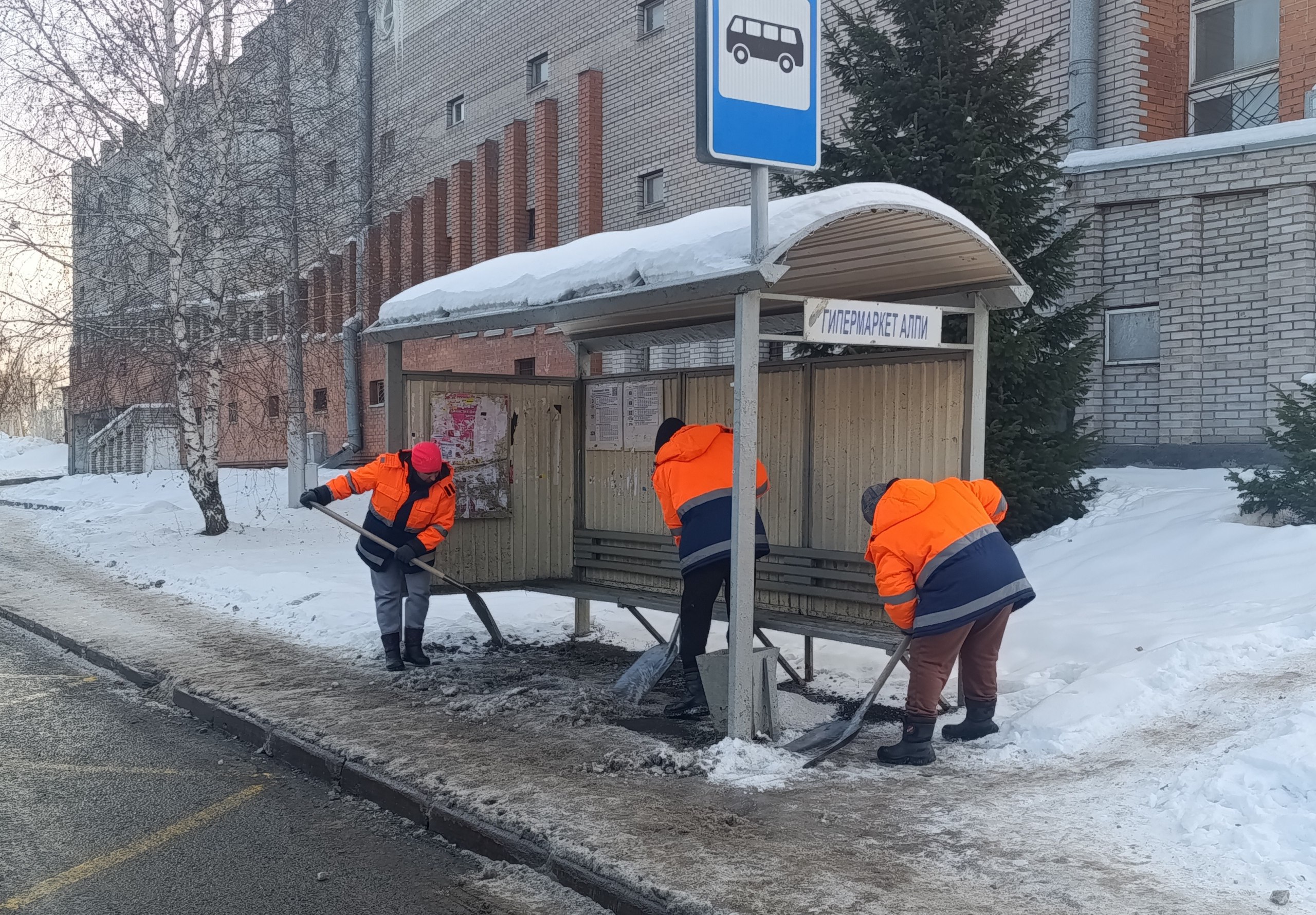 Дорожные службы Кемерова продолжают противогололедную обработку Дорожные службы Кемерова продолжают противогололедную обработку