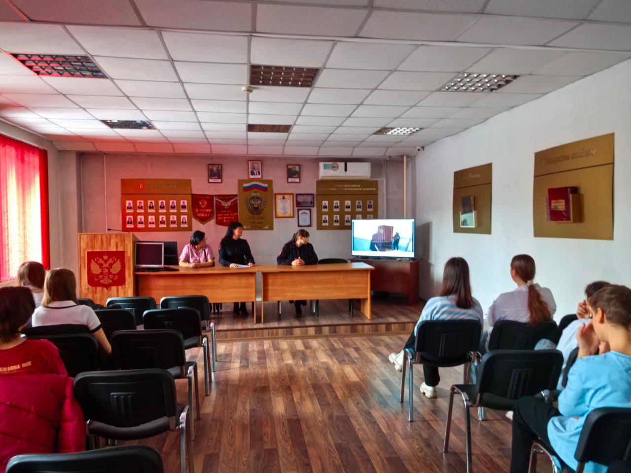 В Кемеровской области школьники познакомились с работой транспортной полиции В Кемеровской области школьники познакомились с работой транспортной полиции