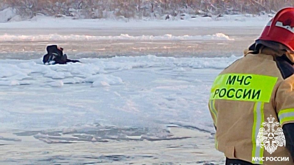 Оторвалась на льдине. Женщина в Междуреченске вышла на лёд и оказалась на островке, отрезанном водой
