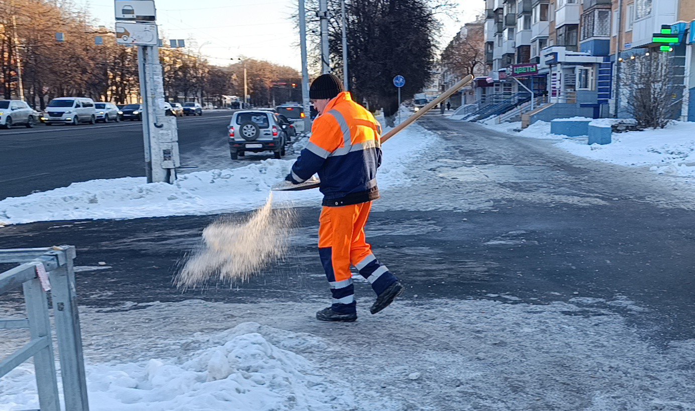 Дорожные службы Кемерова устраняют гололед и убирают снег в городе Дорожные службы Кемерова устраняют гололед и убирают снег в городе