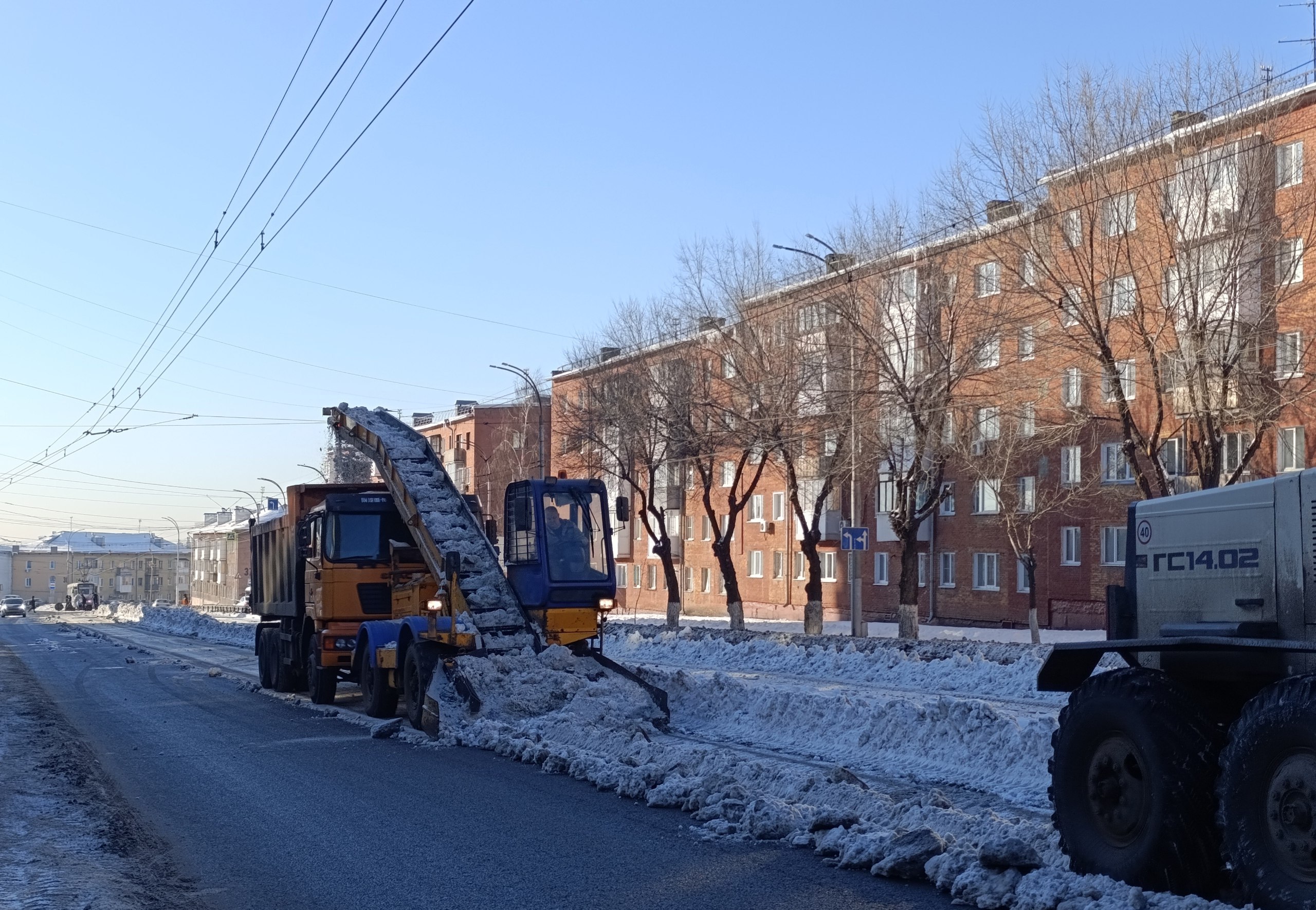 Дорожные службы Кемерова устраняют гололед и убирают снег в городе Дорожные службы Кемерова устраняют гололед и убирают снег в городе
