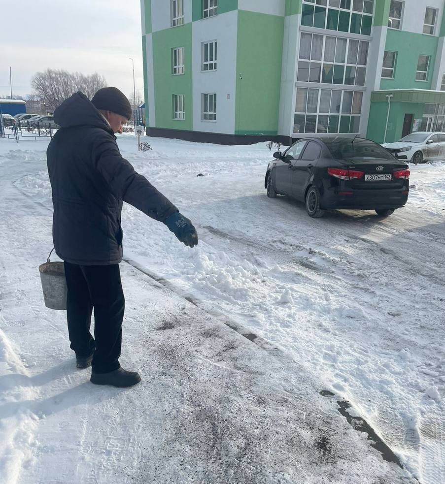 Дорожные и коммунальные службы убирают снег и устраняют гололед во всех районах Кемерова Дорожные и коммунальные службы убирают снег и устраняют гололед во всех районах Кемерова