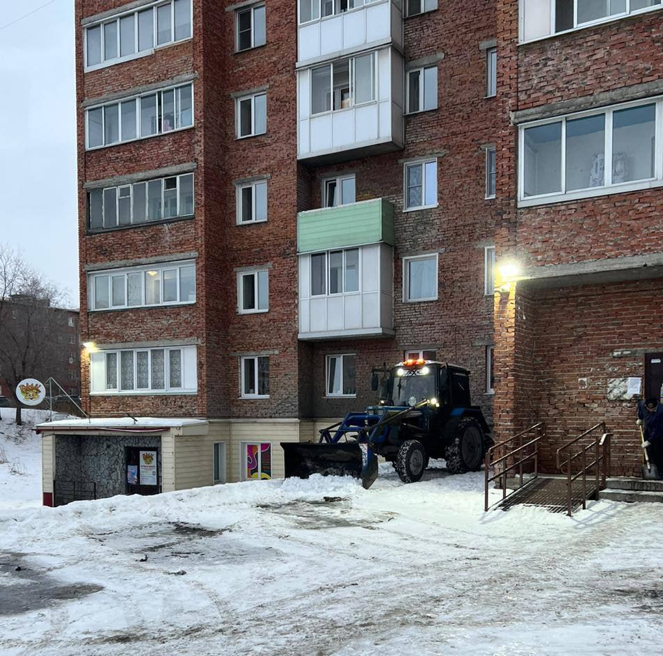 Дорожные и коммунальные службы убирают снег и устраняют гололед во всех районах Кемерова Дорожные и коммунальные службы убирают снег и устраняют гололед во всех районах Кемерова