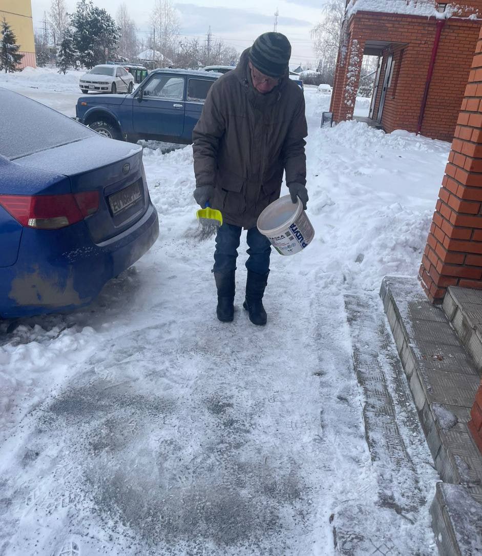 Дорожные и коммунальные службы убирают снег и устраняют гололед во всех районах Кемерова Дорожные и коммунальные службы убирают снег и устраняют гололед во всех районах Кемерова