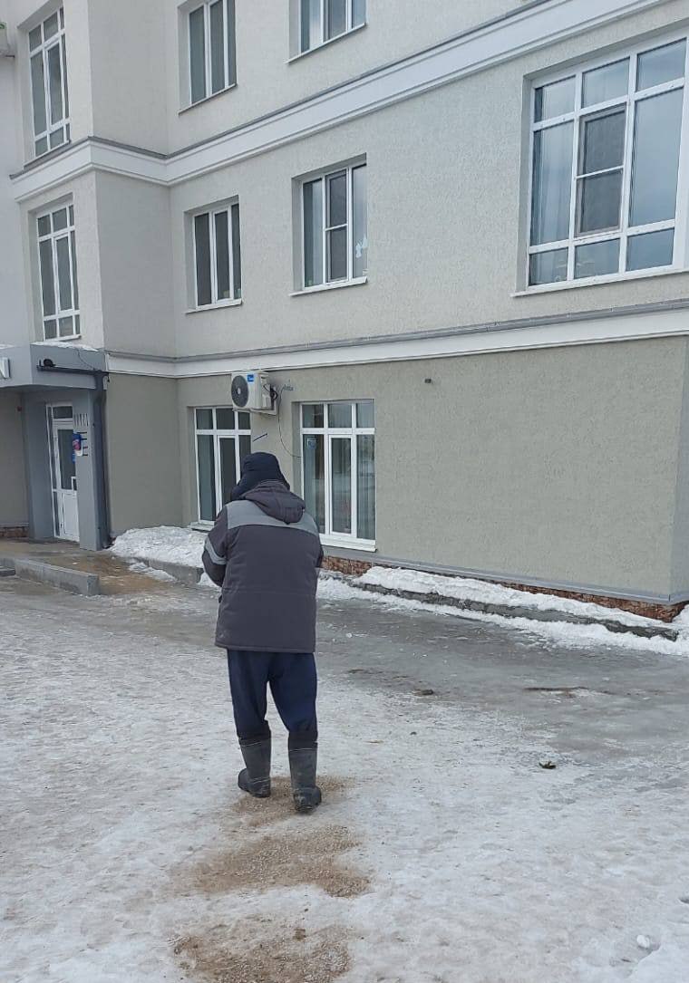 Дорожные и коммунальные службы убирают снег и устраняют гололед во всех районах Кемерова Дорожные и коммунальные службы убирают снег и устраняют гололед во всех районах Кемерова