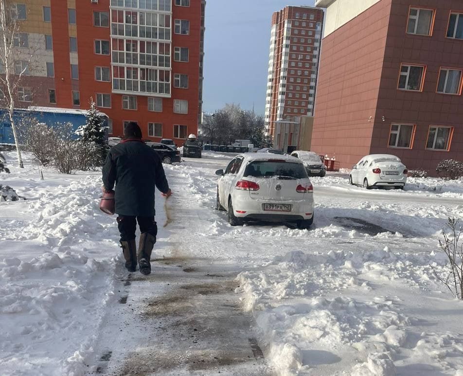 Дорожные и коммунальные службы убирают снег и устраняют гололед во всех районах Кемерова