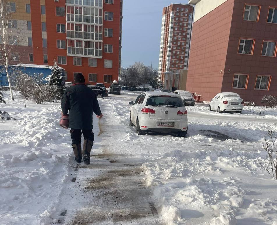 Дорожные и коммунальные службы убирают снег и устраняют гололед во всех районах Кемерова