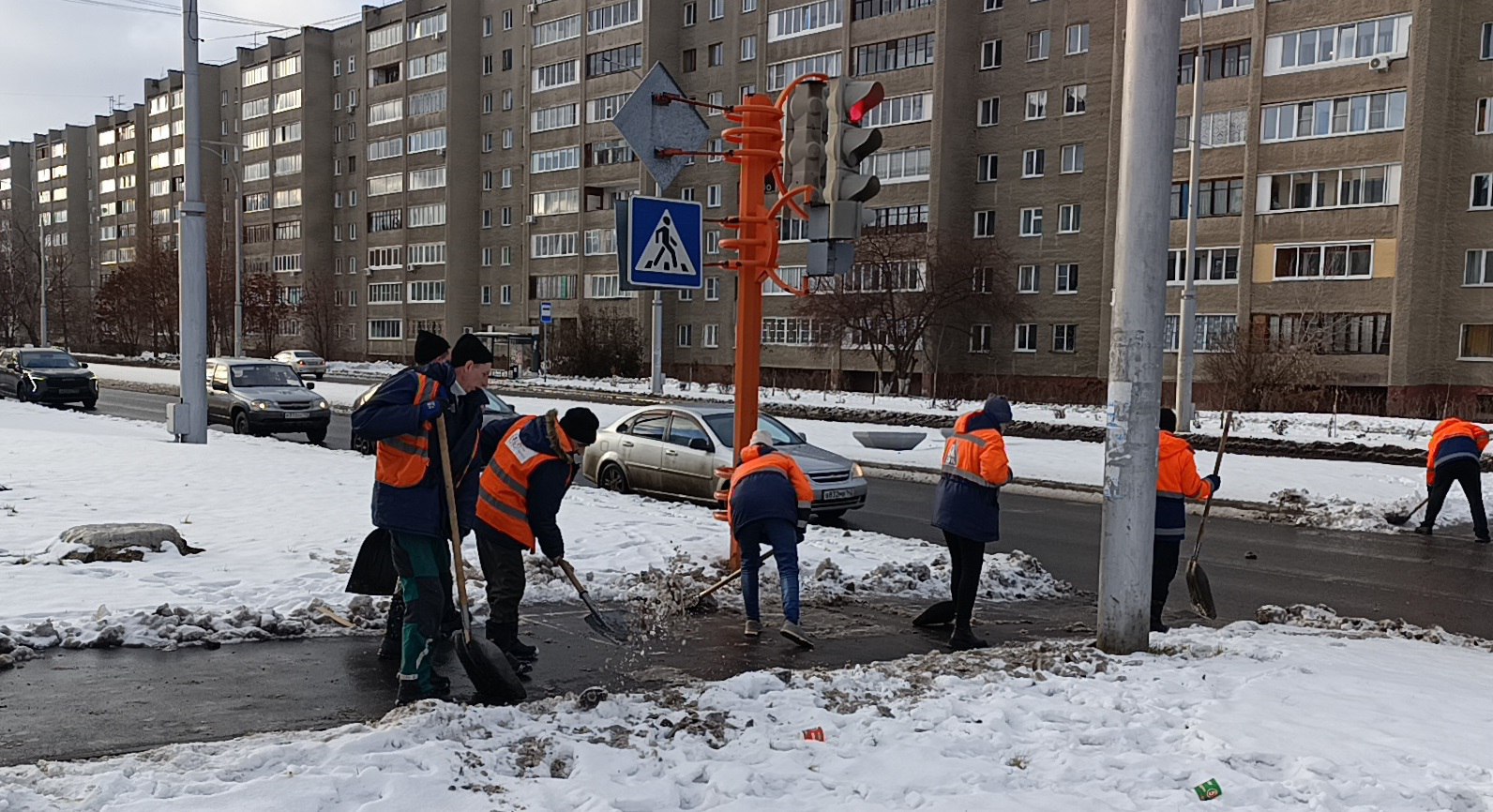 Дорожные и коммунальные службы убирают снег и устраняют гололед во всех районах Кемерова Дорожные и коммунальные службы убирают снег и устраняют гололед во всех районах Кемерова