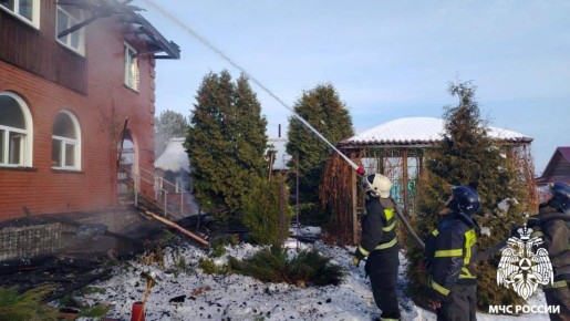 Из-за печи сгорел трёхэтажный частный дом