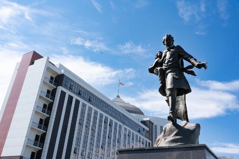 Широким шагом навстречу будущему: каждый день в районе Притомского проспекта кемеровчан встречает памятник Петру I