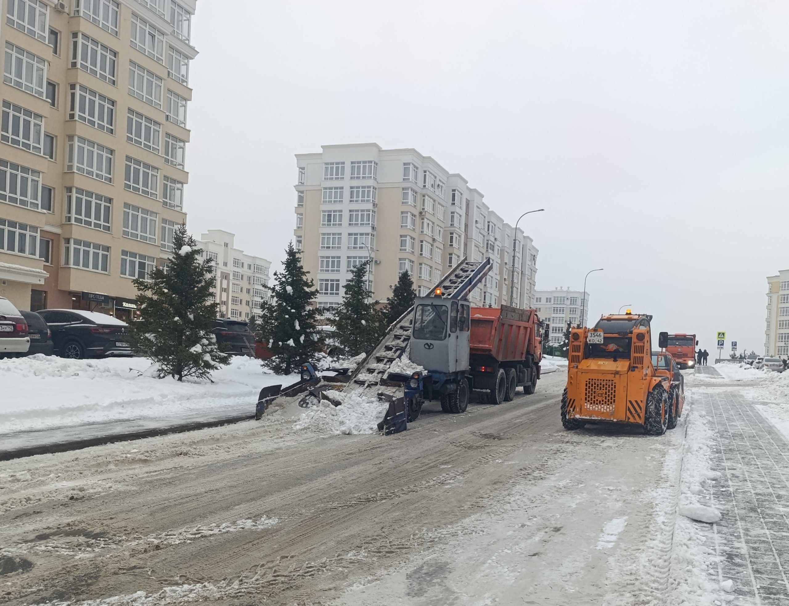 Сегодня в уборке города от снега задействовано 105 спецмашин Сегодня в уборке города от снега задействовано 105 спецмашин