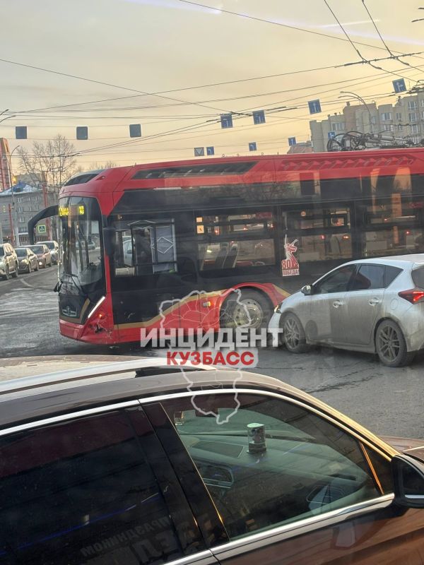 Троллейбус и легковушка столкнулись возле цирка