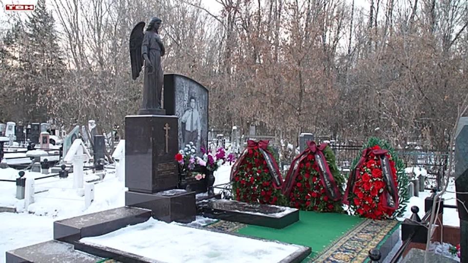 Илья Середюк возложил цветы к могиле Амана Тулеева